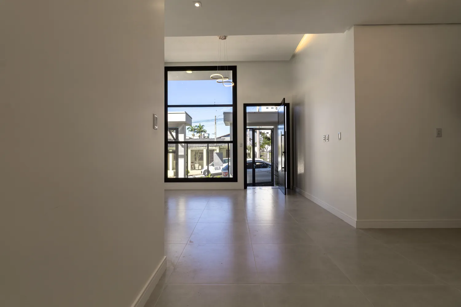 Living integrado com porta de entrada envidraçada