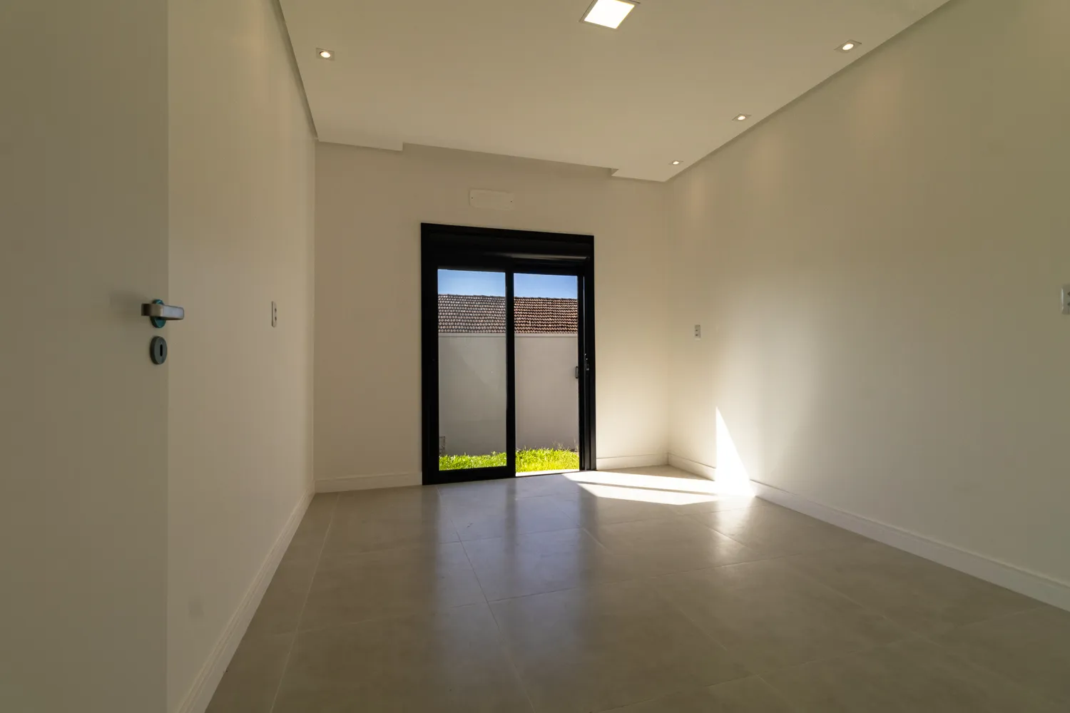 Quarto com porta de correr para o pátio